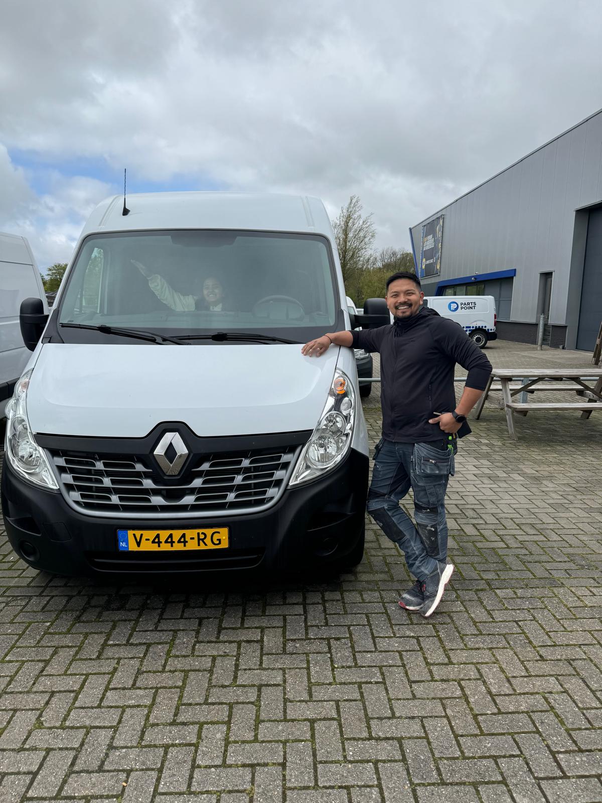 Od, eigenaar van Od Bouw & Klussenbedrijf, bij zijn bedrijfsbus